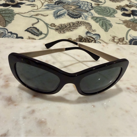 Chic Black Versace Sunglasses - Picture 3 of 7